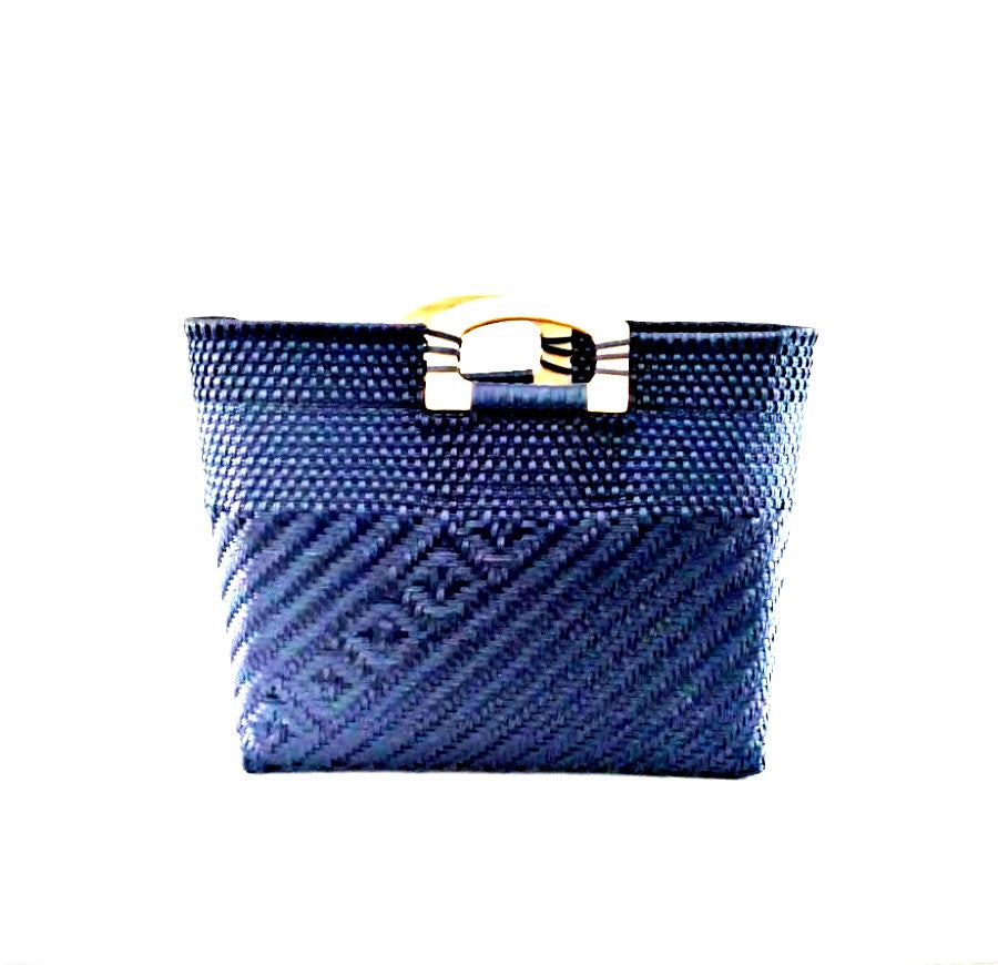 Bolsa Artesanal Tejida de Plástico Con Asa de Madera Color Azul Marino