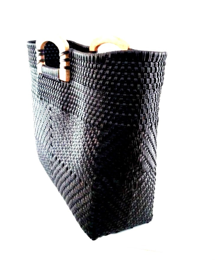 Bolsa Artesanal Tejida de Plastico Con Asa de Madera Color Negro