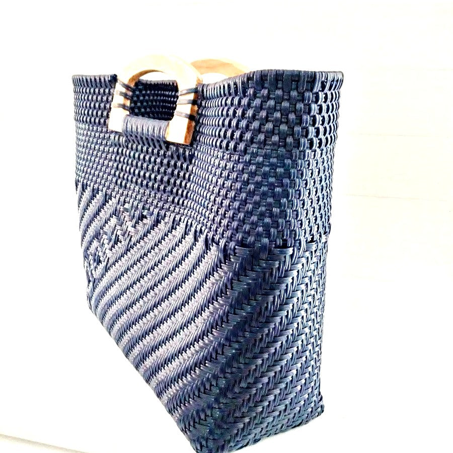 Bolsa Artesanal Tejida de Plástico Con Asa de Madera Color Azul Marino
