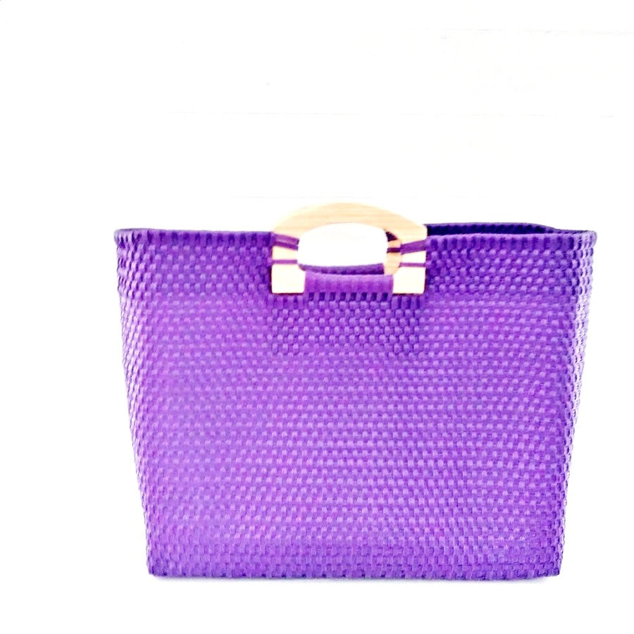 Bolsa Artesanal Tejida de Plástico Con Asa de Madera Color Morada