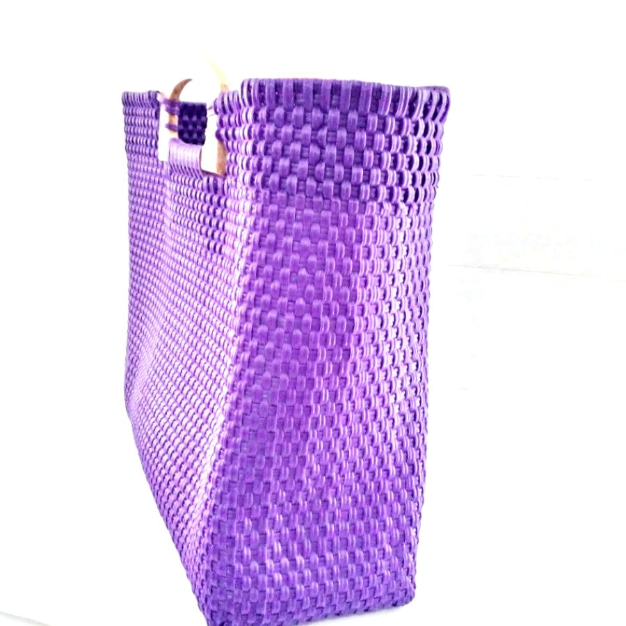 Bolsa Artesanal Tejida de Plástico Con Asa de Madera Color Morada