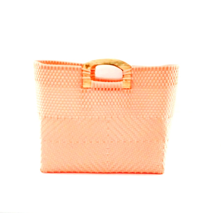 Bolsa Artesanal Tejida de Plástico Con Asa de Madera Color Coral.