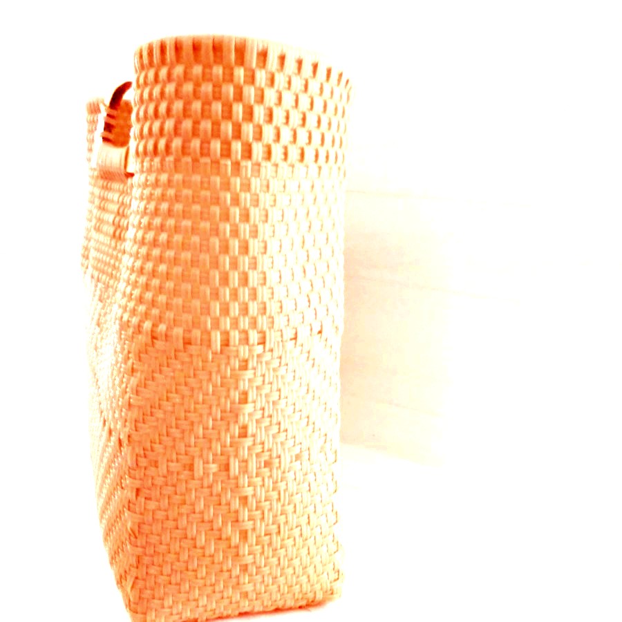 Bolsa Artesanal Tejida de Plástico Con Asa de Madera Color Coral.
