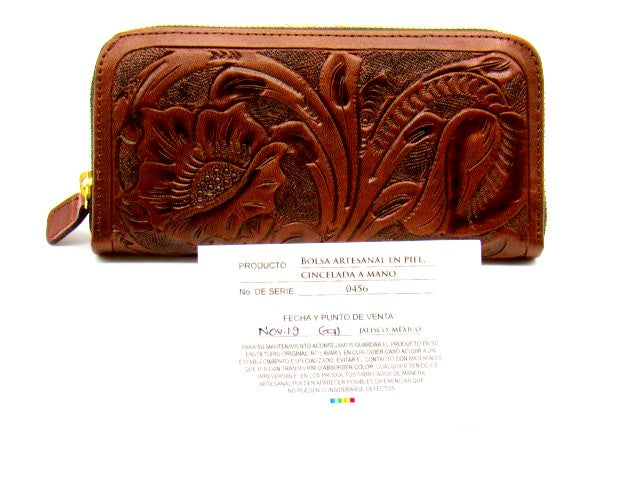 Cartera Artesanal Cincelada a Mano Color Chocolate.