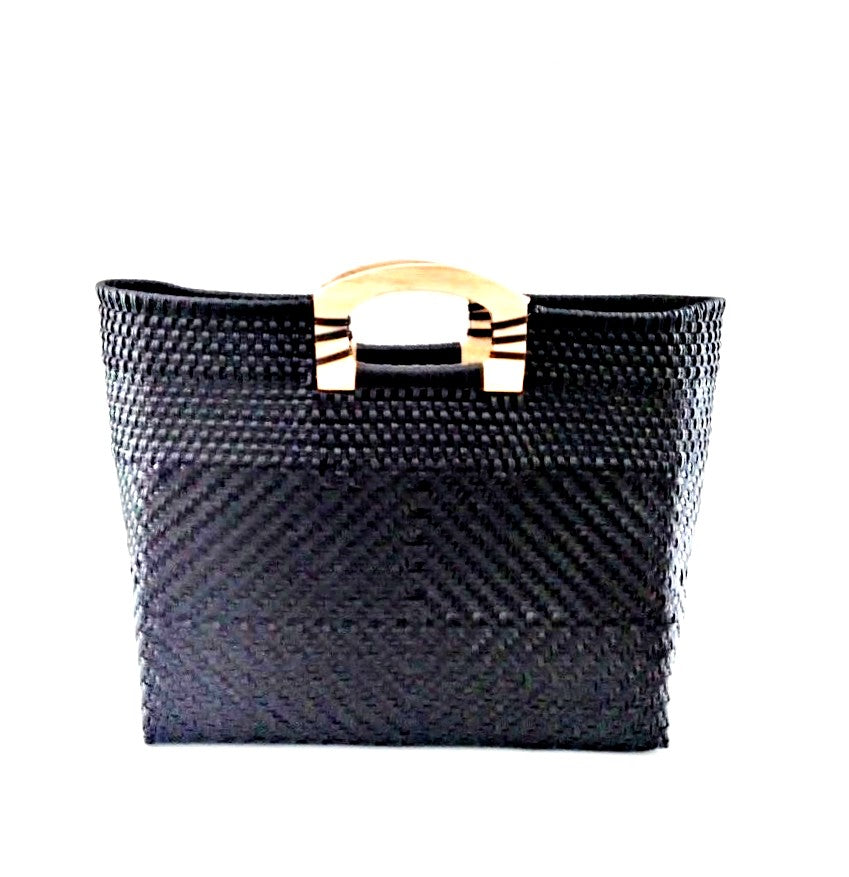 Bolsa Artesanal Tejida de Plastico Con Asa de Madera Color Negro